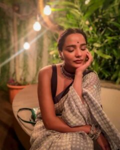 Tuhina Das Instagram - "Shaam bhi koi jaise hai nadi
Lehar lehar jaise beh rahi hai..."

#eveningstories #thoughts #tuhinadas