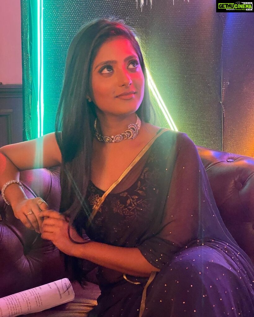 Ulka Gupta Instagram - The night when it all felt right 🖤 . . #blacksaree #ulka