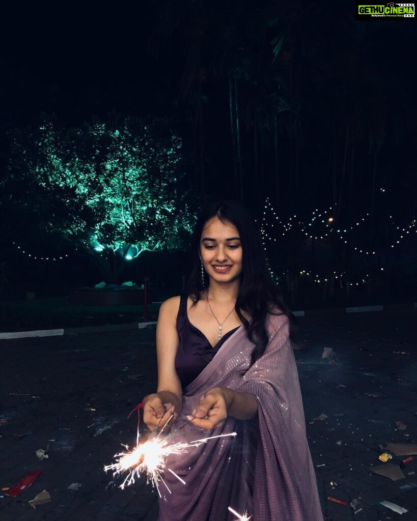 Virti Vaghani Instagram - Happy Diwali!!!🌟