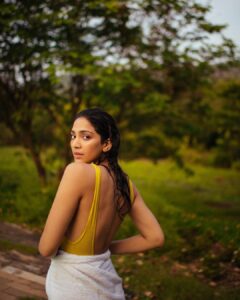 Yogita Bihani Instagram - not yours to catch 🐠

@bharat_rawail @rashmitathapa @ritickasjalan 

📍 @beyond.alibag