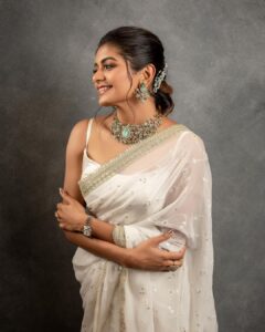 Aditi Shankar Instagram - My white saree dream came true 🕊 

Viruman Chennai press meet
Styled by: @dr.vinothinipandian 
Photographed by 📸: @kiransaphotography 
Outfit 👗: @_.rubeenavogueofficial._ 
MUAH 💄: @vishalcharanmakeuphair @hairbyradhika 
Jewellery💎: @jcsjewelcreations