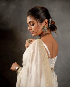 Aditi Shankar Instagram - My white saree dream came true 🕊 

Viruman Chennai press meet
Styled by: @dr.vinothinipandian 
Photographed by 📸: @kiransaphotography 
Outfit 👗: @_.rubeenavogueofficial._ 
MUAH 💄: @vishalcharanmakeuphair @hairbyradhika 
Jewellery💎: @jcsjewelcreations