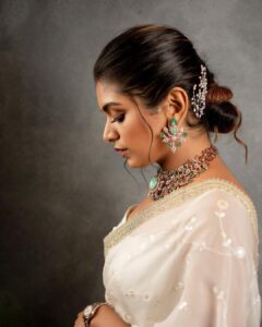 Aditi Shankar Instagram - My white saree dream came true 🕊 

Viruman Chennai press meet
Styled by: @dr.vinothinipandian 
Photographed by 📸: @kiransaphotography 
Outfit 👗: @_.rubeenavogueofficial._ 
MUAH 💄: @vishalcharanmakeuphair @hairbyradhika 
Jewellery💎: @jcsjewelcreations