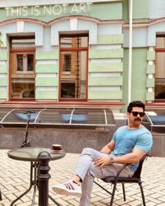 Aftab Shivdasani Instagram - ‘Not all who wander are lost. Most of them are just looking for coffee.’

#specialops1.5 ☀️☕️