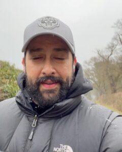 Aftab Shivdasani Instagram - ‘Kindness is like snow - It beautifies everything it covers.’
- Kahlil Gibran. ❄️✨
#weekend #hailstones 
❄️☁️🚶🏻