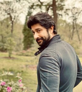 Aftab Shivdasani Instagram - ‘A truly rich man is one whose children run into his arms when his hands are empty.’ 
- Unknown. 💫
Happy Birthday to us dad. It’s such a special feeling to share our birthdays. To all the beautiful memories we have made and to making many more. Love you. 🎂❤️🤗