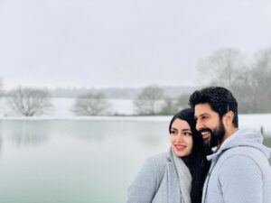 Aftab Shivdasani Instagram - ‘If I had all the treasure in the world, 
I would follow my dreams, 
play with my children,
and spend time with my wife. 

“No”, said the old wise man. 

If you followed your dreams, 
played with your children,
and spent time with your wife, 
you would have all the treasures in the world.’
- Atticus. 
❤️👨‍👩‍👧✨❄️❤️
#myworld