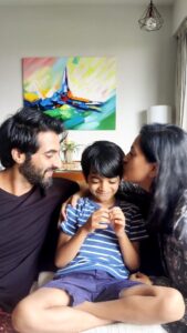 Akshay Oberoi Instagram - We can do this all day long 👨‍👩‍👦❤️

#Family #Trending #ReelIt #ReelItFeelIt