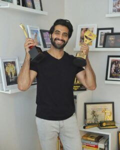 Akshay Oberoi Instagram - Feels great when your work is being recognised and appreciated 🙏🏻 
Some new additions to this corner ❤️#OutstandingPerformanceOfTheYear - #JudaaHokeBhi
#PathbreakingPerformance (Male) - #IllegalSeason2