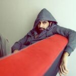 Akshay Oberoi Instagram - It’s hitting 25° in Mumbai… apna winter toh ho gaya 🥶 #Hoodies #HoodieWeather #WinterIsHere