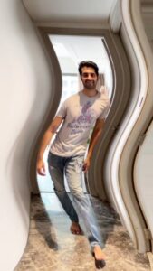 Akshay Oberoi Instagram - Great filter for the ones who can't dance 😂🕺🏻

#Trending #TrendingReels #ReelIt #ReelItFeelIt