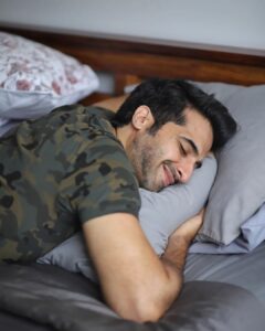 Akshay Oberoi Instagram - Let's call it a week already please 😴

#NoFridayFeelingHere #Mood