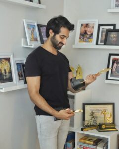Akshay Oberoi Instagram - Feels great when your work is being recognised and appreciated 🙏🏻 
Some new additions to this corner ❤️#OutstandingPerformanceOfTheYear - #JudaaHokeBhi
#PathbreakingPerformance (Male) - #IllegalSeason2