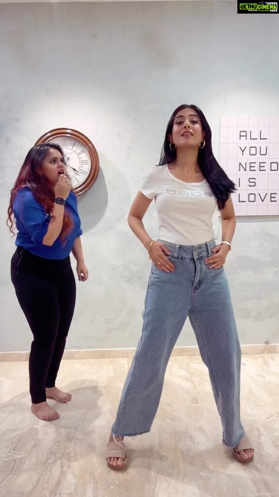 Amrita Rao Instagram - Recreating #ChaleJaiseHawaaein with @amrita_rao_insta ❤️ @farahkhankunder we love you 🙌🏼 … #AmritaRao #rjurmin #mainhoonna #dance #dancereels #video #instagram #reels #instareels #bollywood #srk #farahkhan #reelitfeelit #reelkarofeelkaro