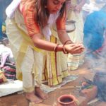 Amrutha Nair Instagram - നീണ്ട 2 വർഷത്തെ കാത്തിരിപ്പിനൊടുവിൽ നോമ്പുനോറ്റ് ആറ്റുകാലമ്മയുടെ മുന്നിൽ ഇതാ വീണ്ടും. വ്രതം നോറ്റു കാത്തിരുന്നു പ്രാർത്തനകളോടെ സർവ്വം അമ്മയ്ക്ക് മുന്നിൽ സമർപ്പിച്ചു പൊങ്കാല അർപ്പിച്ചു. എല്ലാ വിഷമങ്ങളും മറന്ന് തൊഴുകയ്യോടെ അമ്മയ്ക്കു മുന്നിൽ നിൽക്കുമ്പോൾ ഉള്ളിലെ സങ്കടങ്ങൾ എല്ലാം അമ്മയോട് പറഞ്ഞു പ്രാർത്ഥിക്കുമ്പോൾ എല്ലാം മറന്നു ആ നടയിൽ നിൽക്കുമ്പോൾ അതിലും വലിയ ഒരു സംതൃപ്തി വേറെ കിട്ടാനില്ല. മലയാളികൾക്ക് എന്നും പ്രിയപ്പെട്ട ആറ്റുകാലമ്മയും ആറ്റുകാൽ പൊങ്കാലയും ഒരിക്കലും മറക്കാനാവാത്ത അനുഭൂതിയാണ്. ഇനിയും വരും വർഷങ്ങളിലും മുടങ്ങാതെ അമ്മയ്ക്കു മുന്നിൽ പൊങ്കാല അർപ്പിക്കാൻ സാധിക്കട്ടെ 🙏🏻🙏🏻 ഇനി വീണ്ടും നീണ്ട ഒരു വർഷത്തെ കാത്തിരിപ്പ്.❤️ 📸. @sajithgopal8565 Attire. @hornbill_collections #sativiansmedia Attukal Bhagavathy Temple