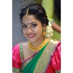 Amrutha Nair Instagram - കഥകളുറങ്ങുന്ന കണ്ണിൽ കനവുകൾ പൂക്കുന്ന നേരം കരിമഷിയോലും നിന്റെ നോക്കിൽ കവിതകൾ തീർക്കുന്നതാരോ.. Special shoot for @anoma_clothing MUA @ashtamudi_wellness Jewelry @alapatt.jewellers