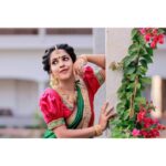 Amrutha Nair Instagram - കഥകളുറങ്ങുന്ന കണ്ണിൽ കനവുകൾ പൂക്കുന്ന നേരം കരിമഷിയോലും നിന്റെ നോക്കിൽ കവിതകൾ തീർക്കുന്നതാരോ.. Special shoot for @anoma_clothing MUA @ashtamudi_wellness Jewelry @alapatt.jewellers