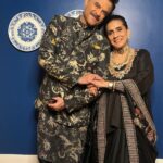 Anil Kapoor Instagram - Looking at you ❤️ @kapoor.sunita My outfit : @suketdhir Sunita’s outfit : @anamikakhanna.in