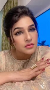 Anjena Kirti Instagram - 🎶… You don't know what you did, did to me
❤️🎶

.
.
Hair : @bhavi_makeup_artist_ 
Jewels: @rahman_jewellery
Make up : yours trully🥰