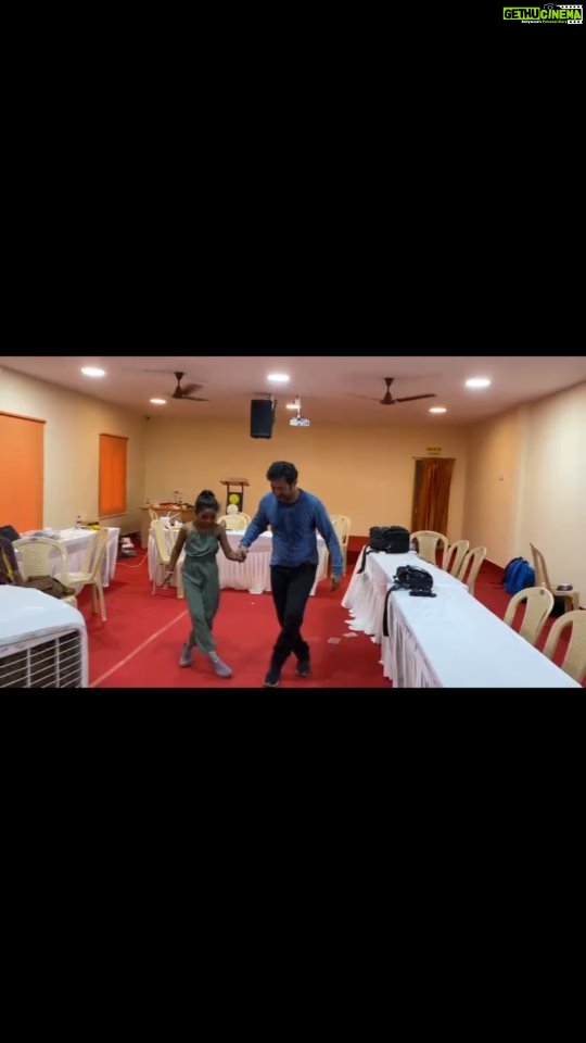 Aravind Akash Instagram - Practice session for sun nachathira thiruvizha @aravindaakash uncle😍😘🥰🤗 . . . . #abiyumnaanum #sunnachathirathiruvizha #thuthukudi #rehearsal #dance #bonding #hugs # love #dadlittleprincess