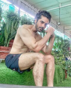 Arjan Bajwa Instagram - Bare Truth! 😎

##mensfashion #mensstyle #menswear #me #fitness #fitnessmotivation #instadaily #instagood #instagram #instamood #americaneaglejeans #workout #fitnessjourney #bollywood #actorslife