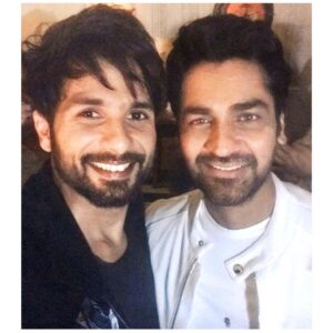 Arjan Bajwa Instagram - Maine Kabir ko ghar bulaya, woh nahi aaya.
Par Bhai ko party karne toh aana hi tha. 😉 
Happy Birthday @shahidkapoor!
Brother on screen and a super cool friend off the reel, it's always wonderful to be around you. 
Much love. 🤗 
#KabirSingh #Brothers