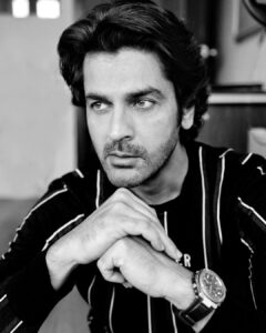 Arjan Bajwa Instagram - Black,White and Grey… life is all about .
.
.
.
.
.
.
.
.
.
#blackandwhite #potrait #potraitphotography #hollister #casio #bollywood #bollywoodactor #instagood #instagram #insta #instapic #instafashion #instalike #instadaily #look #lookoftheday #ootd #tgif #friday #mensfashion #men #menswear #menshair
