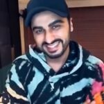 Arjun Kapoor Instagram - Know me well. Can you prove it? @rannvijaysingha @kunalrawaldstress and @karanboolani It’s your turn to take the #BondOfYaara challenge. Go ahead, post your 2 truths-1 lie. And celebrate Friendships by watching 🎬 Yaara, streaming now on @zee5premium #YaaraOnZee5 🤩 Guess the lie about me  🤙🏼👇🏼