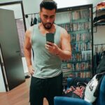 Arjun Kapoor Instagram - Mirror Mirror on the wall... Bored yet ? She replied not at all... . #sundayselfie #selflove #chakachak