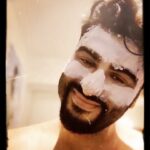 Arjun Kapoor Instagram - आप सोच रहे होंगे क्या है मेरी निखरी त्वचा का राज़ ??? 💁🏽‍♂️ कुछ नहीं बस थोड़ा अलग वाला मास्क ।।। 😊