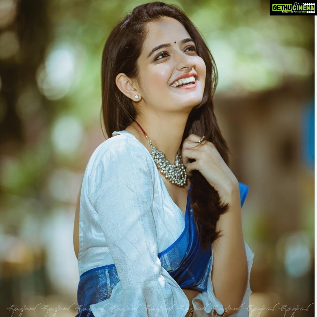 Ashika Ranganath Instagram - 👓 . . . PC @photographer_ajay - Gethu Cinema