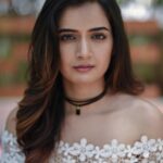 Ashika Ranganath Instagram - Perfect shot 🎀 PC : @shreyas.j.shankar MUA : @shreeyapawar