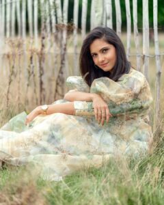 Ashwathy Warrier Instagram - A lovely Photoshoot with @vijayvendhan at #london #richmondpark 

#ashwathywarrier #ashwathyravikumar #london #india #actor #model #photo #photooftheday #dresses #naturalhair #naturalmakeup #mua #forest #park #grateful #lovemyjob