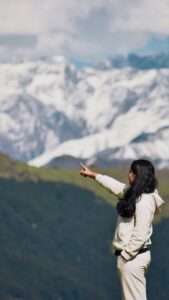 Bhanushree Mehra Instagram - We went on a beautiful hike to this 360° view point :)) Can you guess the location? ☀️

Tell us in the comments ❤️
.
.
.
.
.
.
.
#tirthanvalley #shoja #tirthan #hikingadventure #himachalpictures #offbeattravel #indiatravelmagazine #indiatravelgram #travelreels #travelindiagram #travelrealindia #incrediblehimachal #himachalpradeshdiaries #himachalgram #himachaltourism #himachalpradeshtourism #mountainlover #mountainlandscape #mountainviewcafe #hikingtrails #hiking🌲