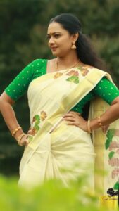 Divya Padmini Instagram - തിരുവോണപ്പുലരിയിൽ തിരുമുൽക്കാഴ്ചവാങ്ങാൻ തിരുമുറ്റമണിഞ്ഞൊരുങ്ങി...തിരുമേനിയെഴുന്നള്ളും സമയമായി... ഹൃദയങ്ങളണിഞ്ഞൊരുങ്ങി... ഓണാശംസകൾ...
..
..
..
@d_divyavishwanath 
📸@_q_creations_ 
..
..
..
@reelindia.in 
@kerala___models__actress__ 
@kerala_actress_gallery 
@keralaclicks_offl 
@_queen_kerala 
..
..
..
#onam #kerala #onamcelebration #keralagram #onamspecial #happyonam #india #malayali #instagram #keralasaree #keralatourism #mallu #photography #malayalam #kochi #keralafood #keralagodsowncountry #onamsaree #festival #love #saree #onamfestival #instagood #onamvibes #traditional #bhfyp #onlineshopping #keralam #fashion #keralaattraction