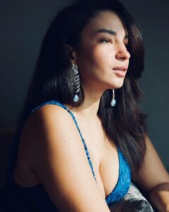 Elena Roxana Maria Fernandes Instagram - Sunny side up!
.
.
.
Photographer: @shannonmikhaillobo 
Earrings: @umeshjivnani 

.
.
#sunnysideup #sunny #sun #face #blue #shoot #shootdiaries #pose #shine #beauty #beautiful #love #pretty #hair #glam #glow #body #bodypositivity #hot #curves #hotbod #travel #traveldiaries #outfit