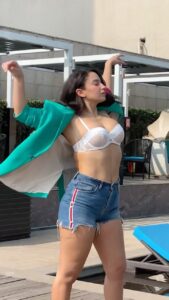 Elena Roxana Maria Fernandes Instagram - Weekend vibes!

.
.
@ncyzip @eip.official #weekend #vibes #reelitfeelit #hot #reelkarofeelkaro #ootd #reels
