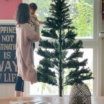 Evelyn Sharma Instagram - Tis the season 🧚‍♀️✨ time to put up the Christmas tree 🎄 with my little puppet.. 🥰 What’s your favourite Xmas tradition? 💖 #Aussiexmas #christmas2022 #christmastree