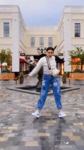 Gauahar Khan Instagram - Khaasi toh ek mahine se peecha hi nahi chidh rahi , socha uska dance kar doon . Hahaha #coughdance 😬🙋🏻‍♀️ 

Can u guess the mall in UK ?? Not in Coventry btw ! 

#reels #dancereels #trendingnow #uk #musafir