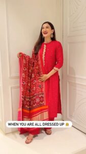 Gauahar Khan Instagram - Hahahah husbands kab kaam ayenge !!! My best ! ♥️ captures me the best , loves me too .. @zaid_darbar . Hahahaha 😘📸 

#zarazaratouchme #trendingnow #reelsindia #funny #husbandandwife 

Outfit : I love u @aurakolkata ❤️