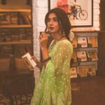 Karishma Sharma Instagram - Nazar me tum, teri yaad ke tale.. Hain din Guzar rahe, teri yaad ke tale.... 📸 :@aishwaryaa_nayak_photography Stylist : @mallaikaa07 & @prashantmangasuli MUA : @nisha.karna HA : @aqshataa.mani Location: @abode.bombay Jewellery necklace @mystiquebyanchal Bangles : @_alankaara_