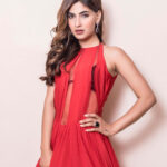 Karishma Sharma Instagram - Such a overwhelming feeling when your nominated as the best actress. Thank you #ireel awards and news18 Wearing @maisonswansong Jewellery @curiocottagejewelry clicked by @harshalshah95 Styled by @prashantmangasuli JW Marriott Mumbai Juhu