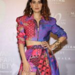 Karishma Sharma Instagram - Congratulations to @azmishabana18 ji and @manishmalhotra05 for 10 years of #mijwan What a show ⭐️⭐️💫 Wearing @manishmalhotra05 Makeup by @makeupbykhushikhivishra Hair by @arifayadav_makeyougorgeous Earrings @minerali_store Handcuffs @kasha_bali