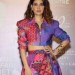 Karishma Sharma Instagram - Congratulations to @azmishabana18 ji and @manishmalhotra05 for 10 years of #mijwan What a show ⭐️⭐️💫 Wearing @manishmalhotra05 Makeup by @makeupbykhushikhivishra Hair by @arifayadav_makeyougorgeous Earrings @minerali_store Handcuffs @kasha_bali