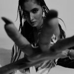 Karishma Sharma Instagram - Baby imma be your motivation 💙 🖤 👸 💣 Shot by @pehelaggarwal Styled by @rivaaabhatia Makeup by @makeupbykhushikhivishra Hairby @arifayadav_makeyougorgeous