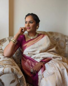 Lakshmi Priyaa Chandramouli Instagram - 68th National Films Awards Ceremony! 

Styled by @themis_vanessa 
Blouse by @soul__spectrum 
Jewellery @manjushaa_jewelry
Makeup and Hair by @ramilamuktan_makeup_artist 
Photos by @venkataraghavan.s

#NationalAwards2020 #68thNationalAwards #VigyanBhawan #BestSupportingActress #SivaranjaniyumInnumSilaPengalum #BestFeatureFilmInTamil #DressUp #LakshmiPriyaaChandramouli #GratitudeAlways