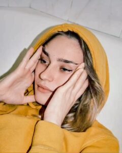 Maria Ryaboshapka Instagram - The feeling after the massive rocket attacks on my country🇺🇦
Each of us has a lot of pain inside, with which it is not clear what to do and whether it will ever heal.

Every day new stunning news, after which you think that it can’t be worse. But no - there was news about violence against our Ukrainian people in the de-occupied territories, there was news that Russia was preparing to attack Ukraine with nuclear weapons (in particular, Kyiv, where my father is now). There were news about Bucha, this is our city, in which Russian soldiers, when occupying these territories, committed so much evil and torture against the civilian population that it is hard to imagine that this can happen in the 21st century.

After Buchа, I wrote my first song in India and I would like the world to hear it and pay attention to what is happening in the soul of every Ukrainian now. Everyone who wants to see their family, everyone who wants to hear their relatives and feel their hugs and everyone who worries about our boys on the front lines.

Стан після масованих ракетних ударів по моїй країні. 
У кожного з нас всередині купа болю, з яким не зрозуміло що робити та чи колись він загоїться. 

Кожного дня нові приголомшливі новини, після яких ти думаєш, що страшніше вже бути не може. Але ні — були новини про насилля над нашими українськими людьми на деокупованих територіях, були новини, що Росія готується атакувати Україну ядерною зброєю (зокрема Київ, там зараз мій батько). Були новини про Бучу, це наше місто в якому російські солдати, коли окупували ці території вчинили стільки зла і тортур над мирним населенням, що важко собі уявити, що це може відбуватись в 21 сторіччі.

Після Бучі, в Індії я написала свою першу пісню і хотіла б, щоб в світі її почули і звернули увагу на те, що відбувається в душі кожного українця зараз. Кожного, хто хоче побачити свою сім‘ю, кожного хто хоче почути рідних і відчути їх обійми і кожного, хто переживає за наших хлопців на передовій🇺🇦

Photo: @cinema_people_photographer 

#ukraine #nowarinukraine #saveukraine #warinukraine