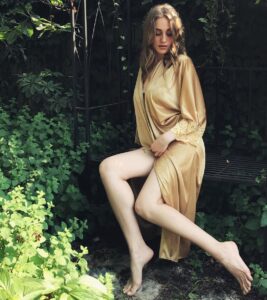 Maria Ryaboshapka Instagram - От жары на улице спасает только тень и такие места🌱🦋✨ #mariaryaboshapka#actrees