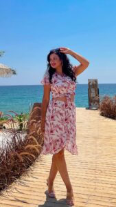 Maryam Zakaria Instagram - My new Persian dance cover is out on my YouTube channel, check out the full dance video👇
Link in bio ☺️
📍Alanya
@xband.music 
@wink.music 
.
.
#siahsefid #xband #persiandance #reels #reelswithmz #maryamzakaria #turkey #alanya #رقص