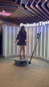 Maryam Zakaria Instagram - Behind the scenes 😀😘✨#360photobooth 

.
.
#event #onitsukatiger #reelsinstagram #reelswithMZ #maryamzakaria